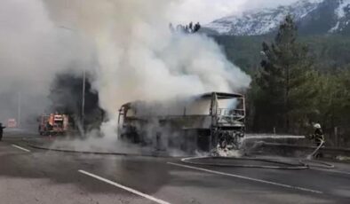 Otobanda korkunç yangın: Seyir halindeki yolcu otobüsü alev aldı