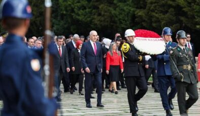 Devlet erkanı Atatürk’ün mozolesine çelenk bıraktı
